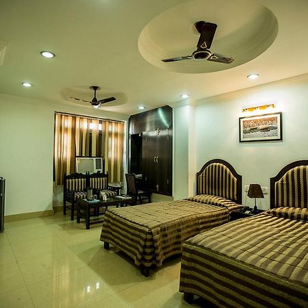 Deep Hotel Лакнау Екстериор снимка