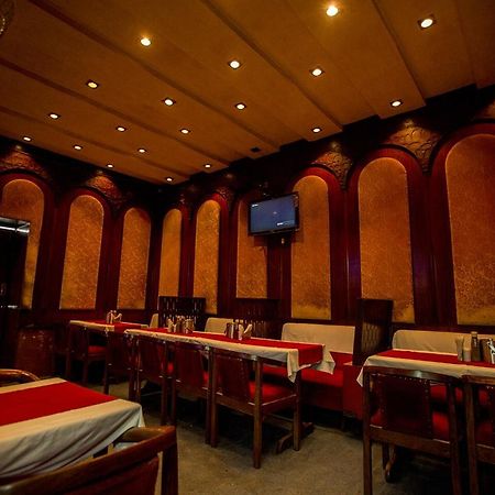 Deep Hotel Лакнау Екстериор снимка