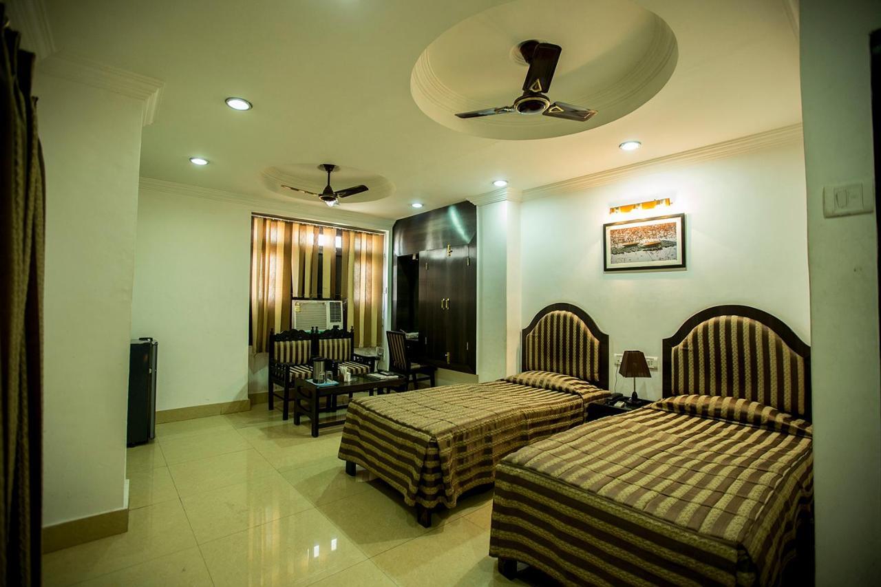 Deep Hotel Лакнау Екстериор снимка