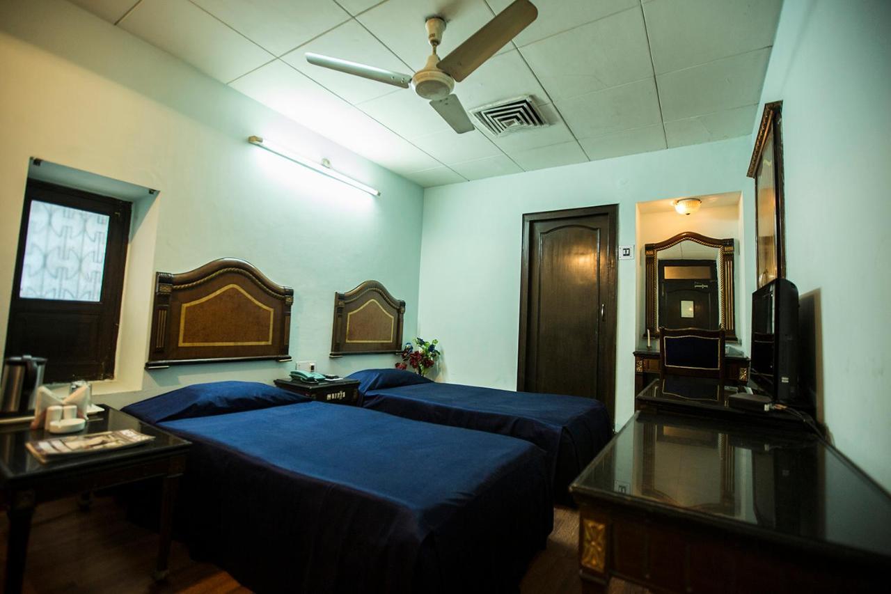 Deep Hotel Лакнау Екстериор снимка