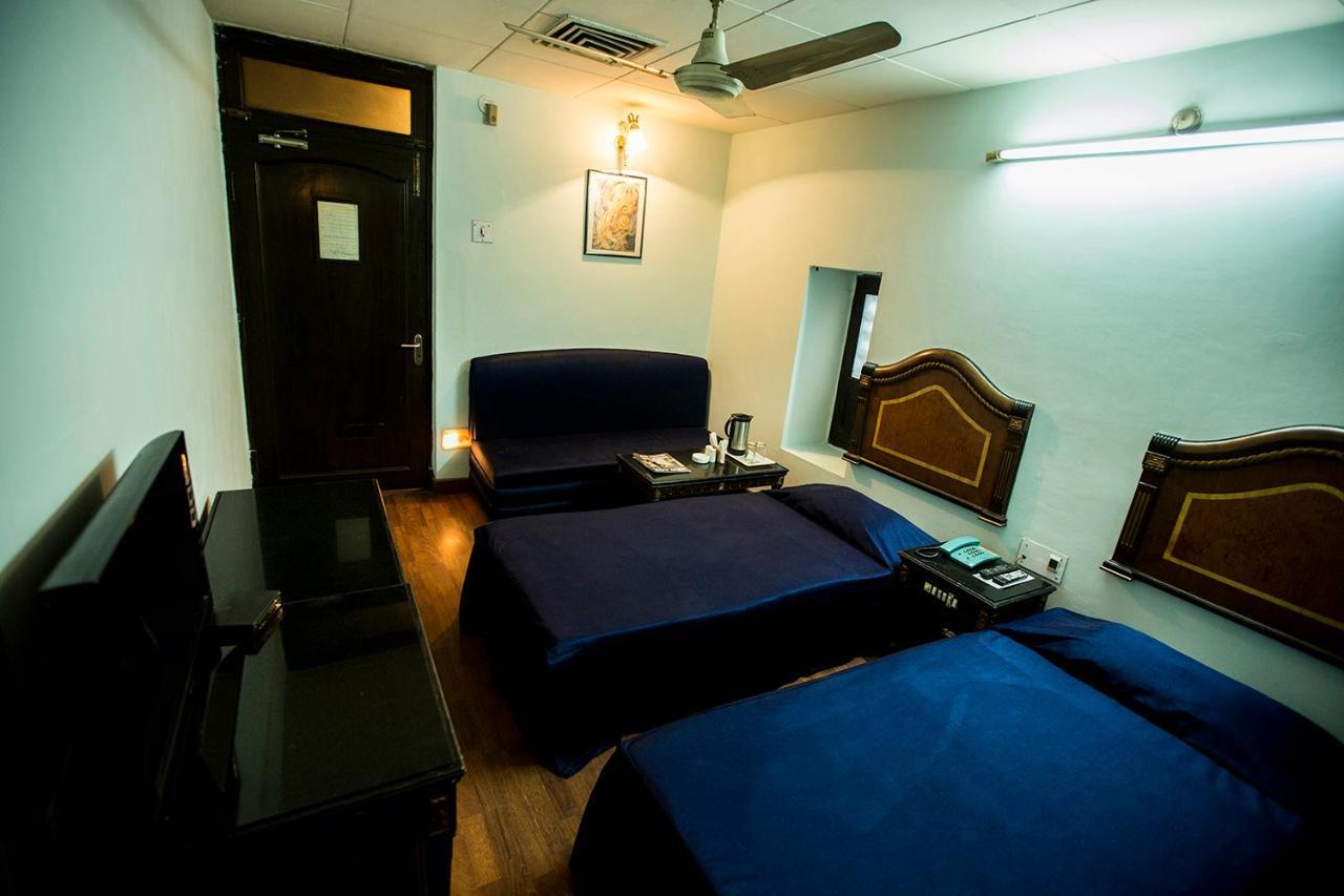Deep Hotel Лакнау Екстериор снимка