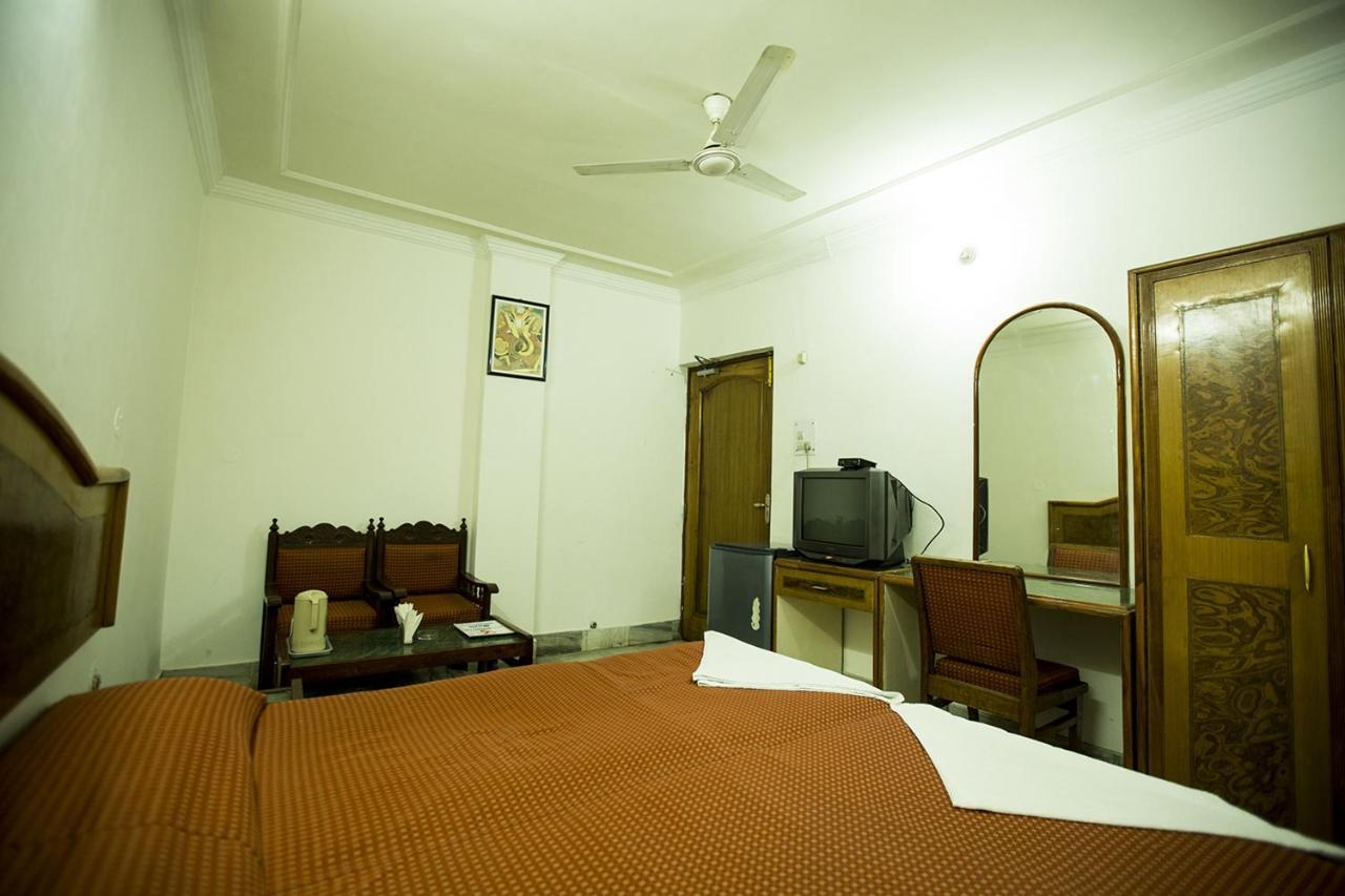 Deep Hotel Лакнау Екстериор снимка