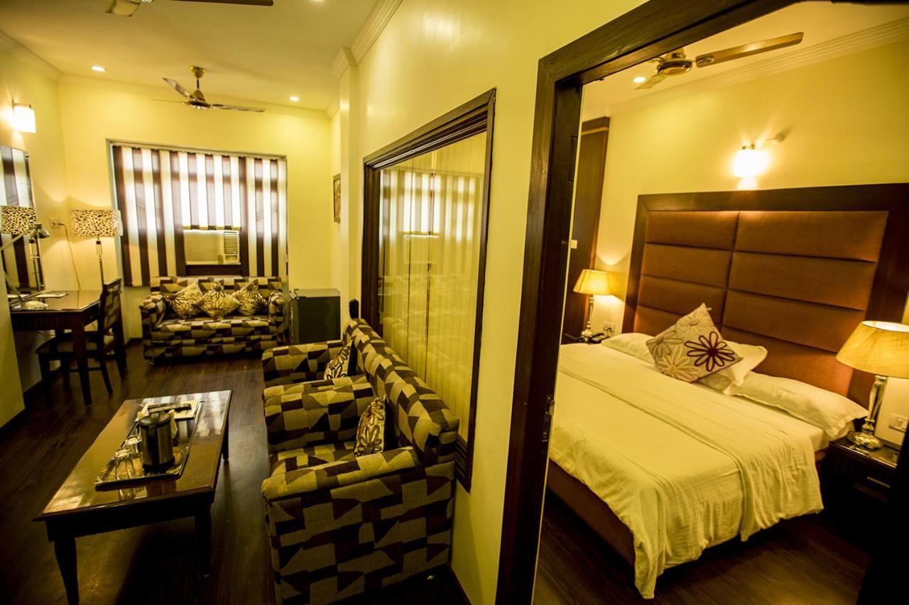 Deep Hotel Лакнау Екстериор снимка