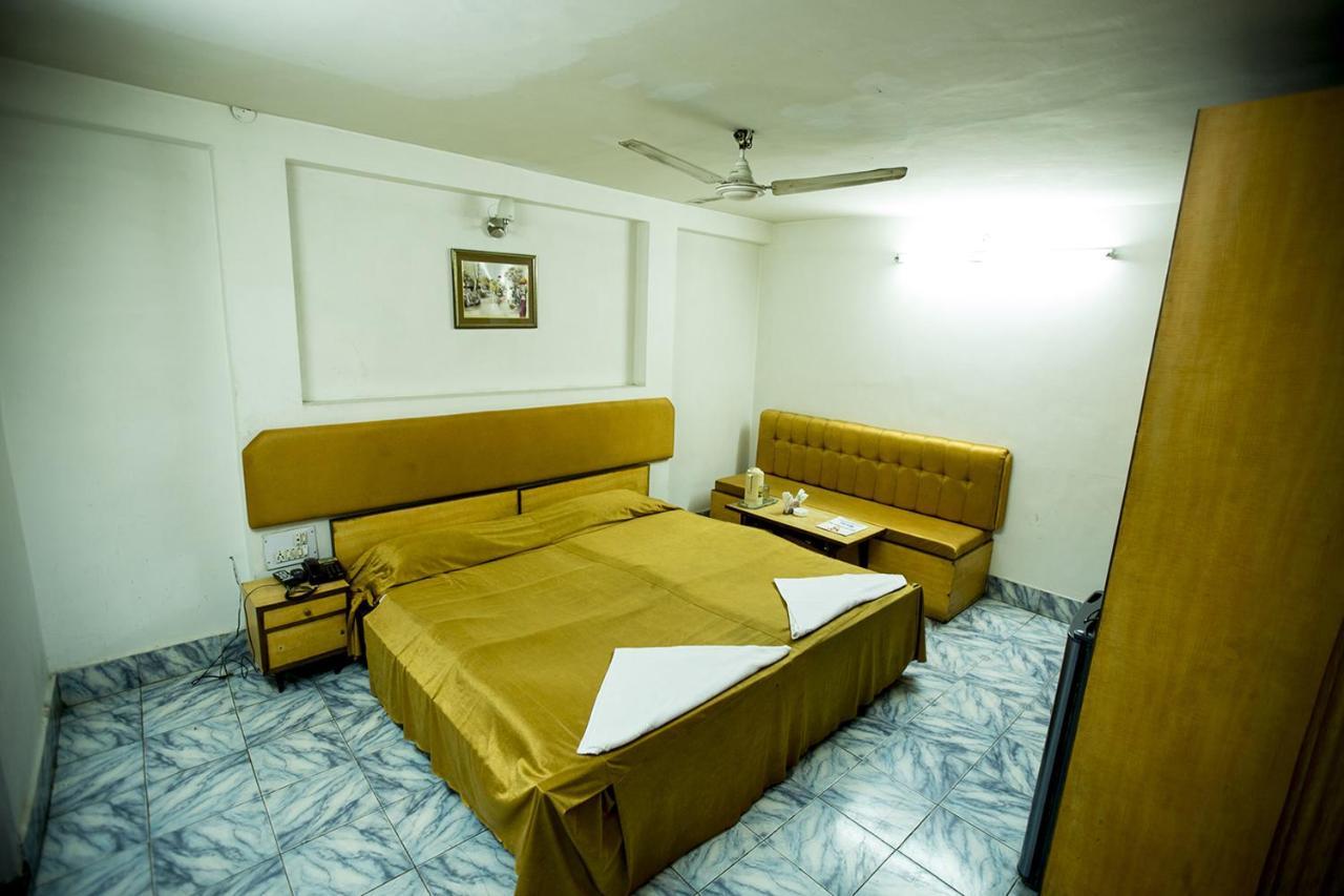 Deep Hotel Лакнау Екстериор снимка
