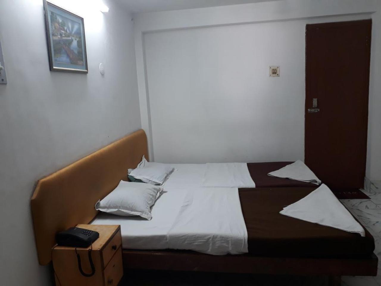 Deep Hotel Лакнау Екстериор снимка