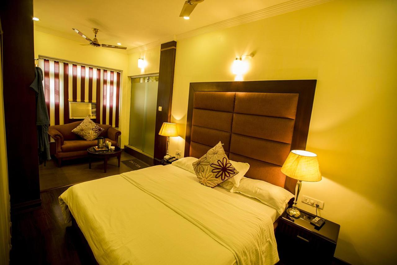 Deep Hotel Лакнау Екстериор снимка