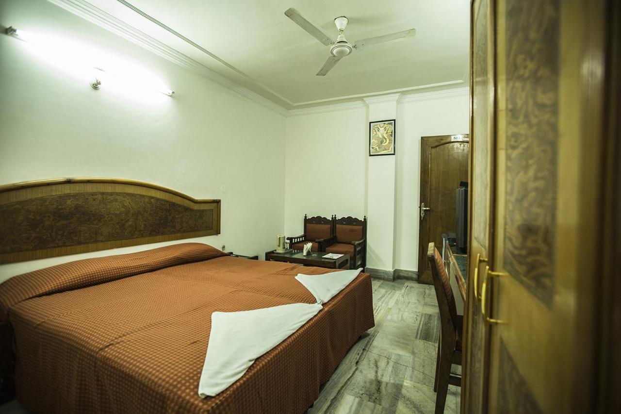 Deep Hotel Лакнау Екстериор снимка