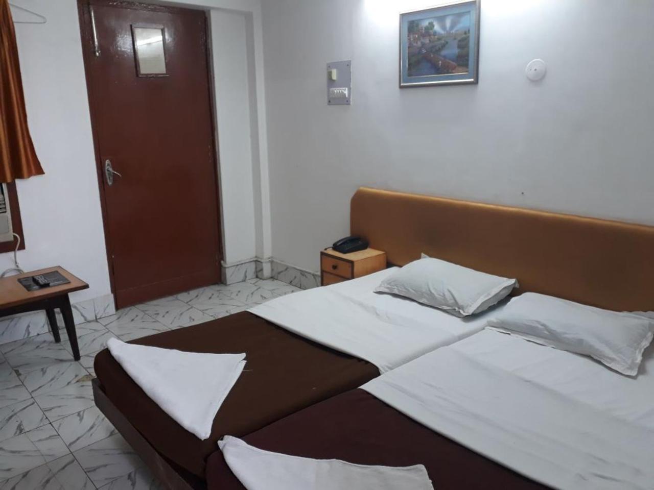 Deep Hotel Лакнау Екстериор снимка