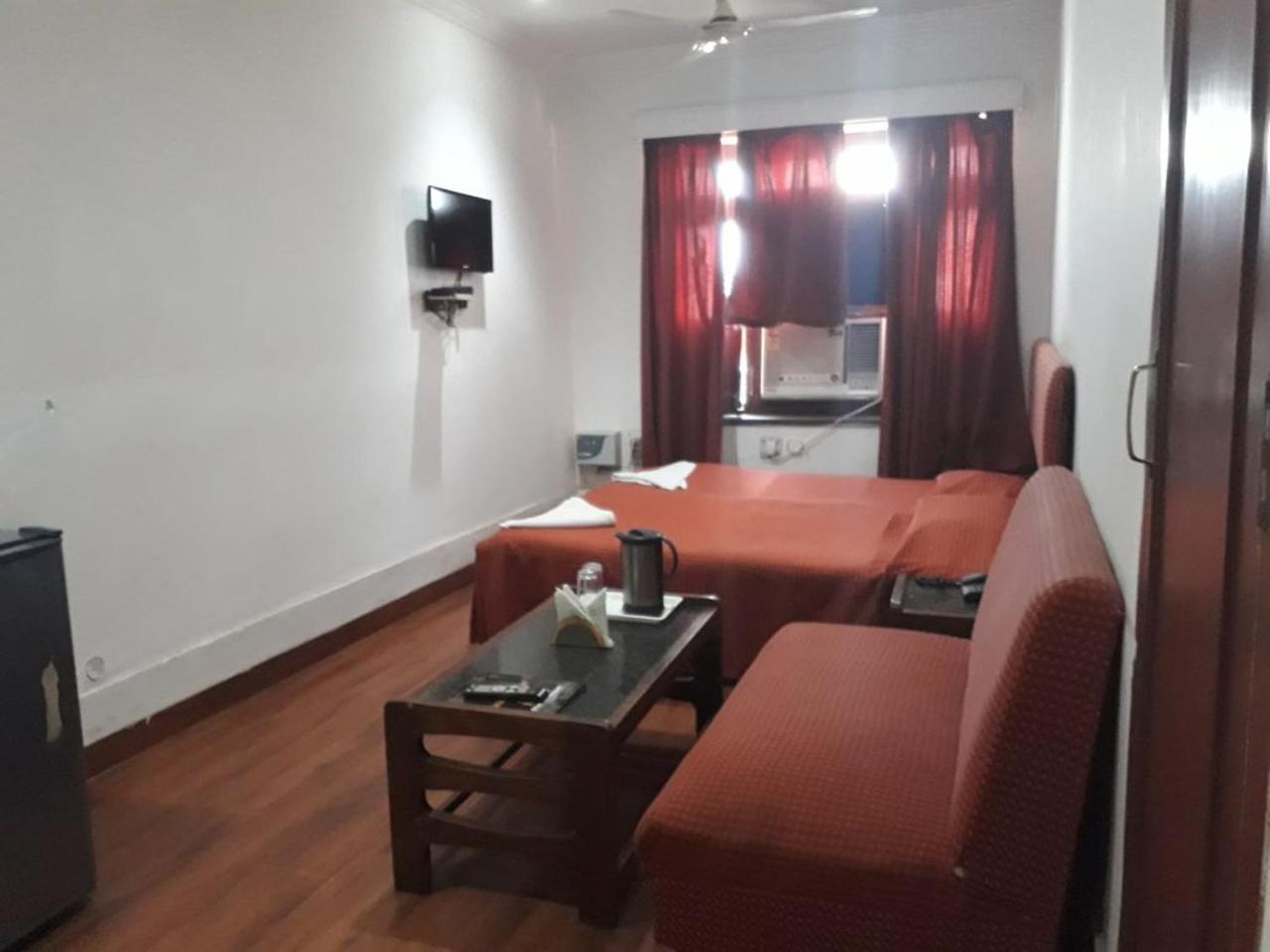 Deep Hotel Лакнау Екстериор снимка