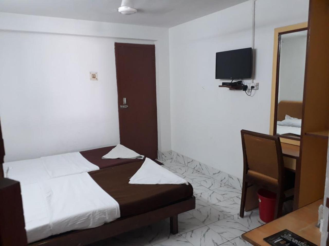 Deep Hotel Лакнау Екстериор снимка